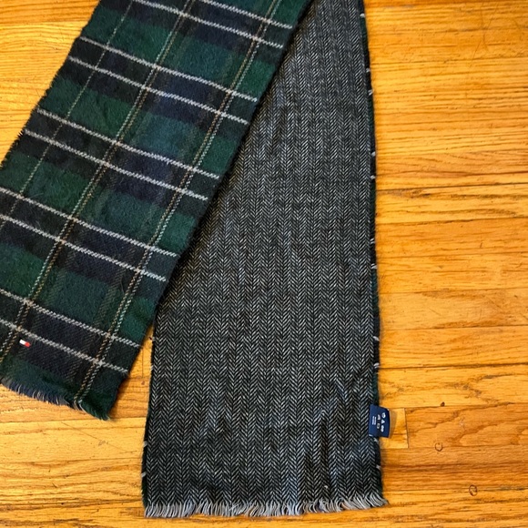 Tommy Hilfiger super soft scarf in good condition - Picture 4 of 4